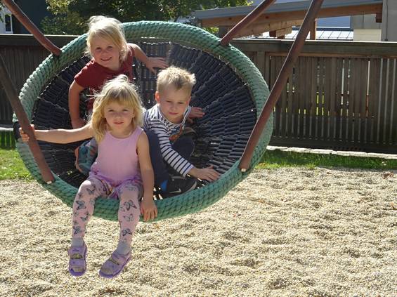 Schaukel im Kindergarten der Gemeinde Stubenberg am See