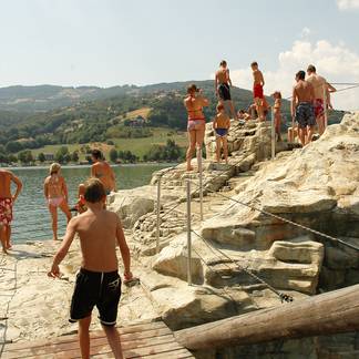 Kinder am Sprungturm am Stubenbergsee