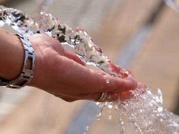 Hand unter Wasser in der Gemeinde Stubenberg